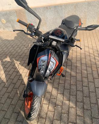 Duke 125 ABS pari al nuovo per passaggio A2