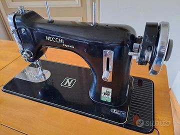 Macchina da cucire Necchi Esperia anni '50