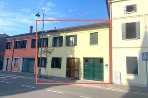 Casa accostata con garage e terrazza