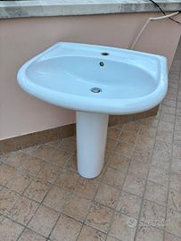 Lavandino a colonna in ceramica bianca