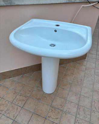 Lavandino a colonna in ceramica bianca