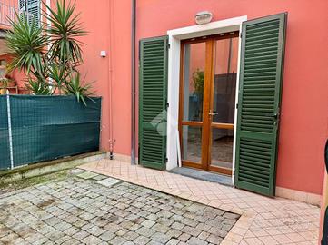 VILLA A SCHIERA A ALTOPASCIO