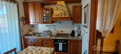 Cucina in legno massello con elettrodomestici