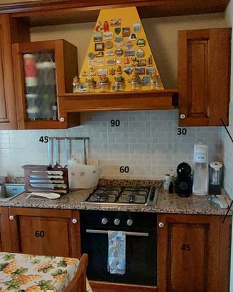 Cucina in legno massello con elettrodomestici