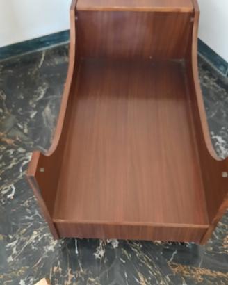 carrello con ruote portariviste e liquori