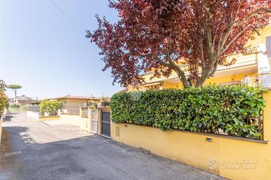 VILLA A SCHIERA CENTRALE A ROMA
