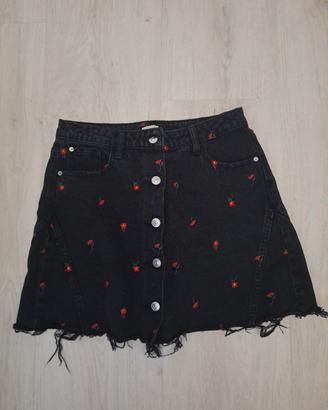 gonna nera con fiori