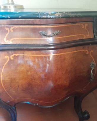 Coppia di comodini antichi in legno