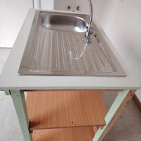 lavello con rubinetto su struttura in legno