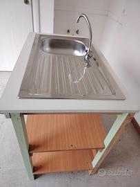 lavello con rubinetto su struttura in legno