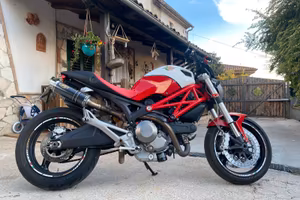Ducati Monster 696 Plus