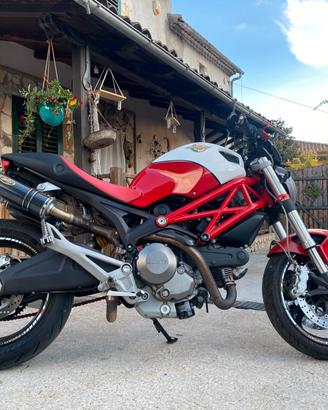 Ducati Monster 696 Plus