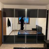 Armadio IKEA PAX Nero con ante scorrevoli