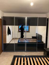 Armadio IKEA PAX Nero con ante scorrevoli