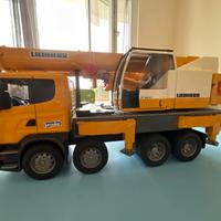 Camion della bruder LIEBHERR sollevamento