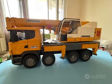 Camion della bruder LIEBHERR sollevamento