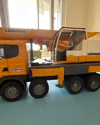 Camion della bruder LIEBHERR sollevamento