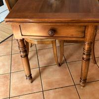 Tavolo in legno piu sedie