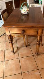 Tavolo in legno piu sedie