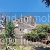 Antico casale con terreno a Carrubba di Giarre