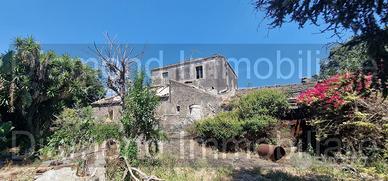 Antico casale con terreno a Carrubba di Giarre