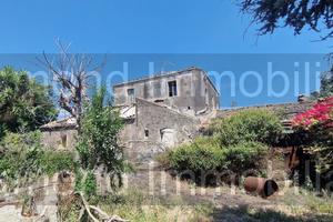 Antico casale con terreno a Carrubba di Giarre