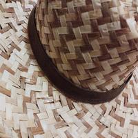 Cappello di paglia intrecciata con una fascia 