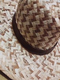 Cappello di paglia intrecciata con una fascia 