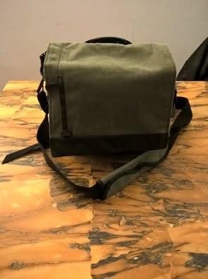 Tracolla per macchina fotografica in cordura.