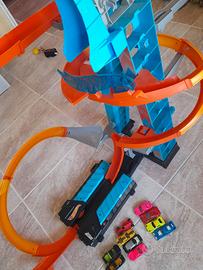 Pista Hot wheels con 10 macchinine