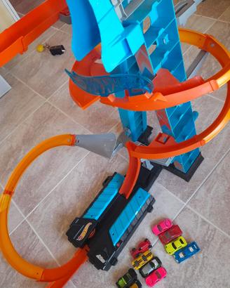 Pista Hot wheels con 10 macchinine