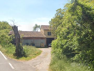 A pochi km da Parma, casa colonica con fienile
