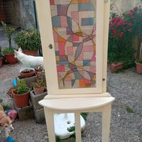 Mobiletto in legno decorato 