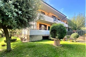 VILLA A SCHIERA A VALENTANO