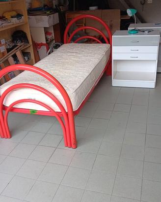 Lettini singoli completi di materassi e comodini