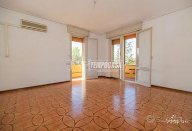 Appartamento al secondo piano in Zona Commenda - R