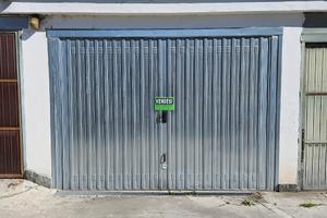 Box auto doppio / Ampio magazzino 32 mq - libero