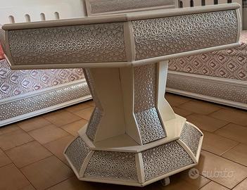 Tavolo Ottagonale Elegante con Trafori Geometrici