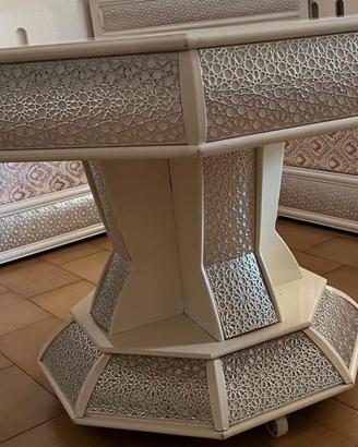 Tavolo Ottagonale Elegante con Trafori Geometrici