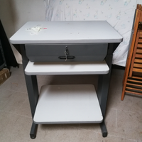 Tavolo compatto per pc dotato di cassetto x denaro