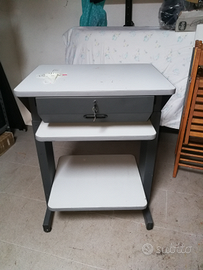 Tavolo compatto per pc dotato di cassetto x denaro