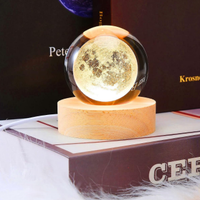 Sfera luminosa luna 3D con base in legno