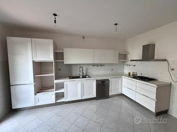 Cucina angolare bianca 455 x 185