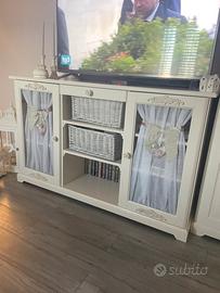 Credenza shabby chic con ceste in vimini