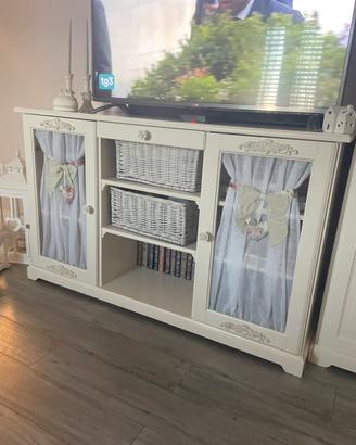 Credenza shabby chic con ceste in vimini
