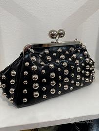 Borsa nera con borchie