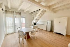 Jesolo-attico ristrutturato-50mt.dal mare-terrazza