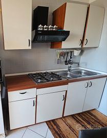cucina + tavolo + microonde + tv + mobili + forno