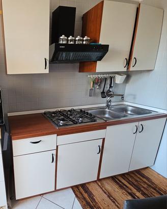 cucina + tavolo + microonde + tv + mobili + forno