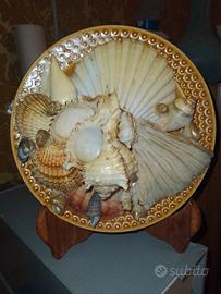 Piatto in ceramica da parete con conchiglie